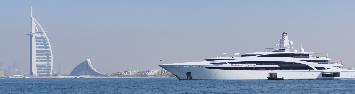 Mega Yacht am Burj al Arab Dubai (Alexander Mirschel)  Copyright 
Información sobre la licencia en 'Verificación de las fuentes de la imagen'